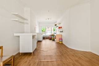 Een kamer voor iedereen, en dan nog eentje over. Met vier slaapkamers en een extra bureau- of dressingruimte biedt deze woning opvallend veel plaats voor een gezin.<br /><br />Op het gelijkvloers kom je via de ruime inkomhal in de leefruimte met aansluitend een halfopen keuken en gezellige eetplaats. Een grote lichtkoepel zorgt hier voor aangenaam natuurlijk licht en een fijne verbinding met de tuin. De keuken kan een hedendaagse update gebruiken, maar biedt een goede basis om ze helemaal naar eigen smaak in te richten.<br /><br />Achteraan bevindt zich de badkamer met toilet. Ook deze is functioneel, maar klaar voor een volgende update. De kelder zorgt dan weer voor praktische extra bergruimte.<br /><br />Op de eerste verdieping zijn er twee ruime slaapkamers en een extra kamer die perfect kan dienen als bureau, dressing of kinderkamer. Nog meer ruimte vind je op de tweede verdieping, met een ruime nachthal en twee volwaardige slaapkamers. Ideaal voor een groter gezin, thuiswerkers of gewoon voor wie graag wat extra plaats heeft.<br /><br />Buiten wacht een onderhoudsvriendelijke tuin en vooraan beschik je over een eigen oprit met laadvoorziening voor een elektrische wagen.<br /><br />Ook praktisch zit je goed. Winkels, scholen, openbaar vervoer en belangrijke verbindingswegen zijn vanuit deze centrale ligging in Ekeren vlot bereikbaar.<br /><br />Een ruime gezinswoning met een sterke basis en vooral veel mogelijkheden om er stap voor stap je eigen thuis van te maken.