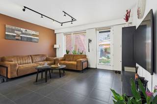 Deze recente woning combineert een doordachte gezinsindeling met vier volwaardige slaapkamers, een aangename tuin en opvallend veel praktische ruimte. De Verbertstraat geniet van een centrale ligging in Schoten, op korte afstand van het centrum en het groene Gemeentepark. Winkels, scholen en dagelijkse voorzieningen bevinden zich vlakbij, terwijl ook het jaagpad langs het kanaal mooie wandel- en fietsmogelijkheden bieden. Zo combineert deze locatie een vlotte bereikbaarheid met verrassend veel groen en ontspanning in de onmiddellijke omgeving.<br /><br /><strong>Indeling: </strong>Via de inkomhal met vestiairegedeelte en gastentoilet bereikt u de leefruimtes. Vooraan bevindt zich de eetkamer, terwijl de zithoek achteraan werd ondergebracht en zo een aangename, meer private plek vormt met zicht richting tuin.<br />Centraal ligt de geïnstalleerde keuken, die beide leefruimtes op een natuurlijke manier met elkaar verbindt. Zo ontstaat een praktische indeling waarbij koken, eten en ontspannen elk hun eigen plek krijgen, zonder het contact tussen de ruimtes te verliezen.<br /><br /><strong>Eerste verdieping: </strong>De nachthal geeft toegang tot drie slaapkamers, waaronder een ruime hoofdslaapkamer aan de voorzijde. Verder bevinden zich hier de badkamer, een afzonderlijk toilet en een praktische wasplaats. Ook de technieken voor centrale verwarming en ventilatie werden netjes geïntegreerd.<br /><br /><strong>Zolder: </strong>De volledig ingerichte zolderverdieping vormt een royale <strong>vierde slaapkamer</strong> en beschikt over ingemaakte kasten. Door de ruime oppervlakte kan deze verdieping desgewenst ook verder worden opgedeeld of gecombineerd worden met een bureau- of dressinggedeelte.<br /><br /><strong>Buitenruimte: </strong>Achteraan beschikt de woning over een aangename tuin. Een bijkomende troef is de garage die rechtstreeks via de tuin bereikbaar zijn en aan de achterzijde afzonderlijke toegang hebben via de Kalstraat, bijzonder praktisch voor parkeren, fietsen en extra bergruimte.<br /><br />Onder de volledige woning bevindt zich bovendien een kruipruimte.<br /><br /><strong>Bijzonderheden: </strong>Beschikbaarheid: Mits inachtname huurder.<br /><br />Met <strong>vier slaapkamers, EPC B, een garage en een recente bouwkwaliteit</strong> is dit een bijzonder complete woning voor wie ruimte, energiezuinigheid en dagelijks wooncomfort wil combineren.
