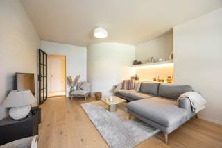 Verrassend ruim, volledig vernieuwd appartement met terras — hartje 's Gravenwezel.<br /><br />Op zoek naar rust én centrumligging? In dit topgerenoveerde appartement vindt u beide. Verscholen aan de achterzijde van een kleinschalig gebouw in het bruisende centrum van 's Gravenwezel — de Parel der Voorkempen — geniet u hier van een verrassend rustige ligging, terwijl alle winkels en voorzieningen op wandelafstand liggen. Vanop het terras kijkt u uit op een weelderig groen zicht, de ideale plek om tot rust te komen na een drukke dag.<br /><br />Het appartement werd recent volledig vernieuwd met oog voor kwaliteit en comfort.<br /><br />Via de inkomhal op travertin vloer betreed je het appartement. De lichtrijke living van +/-25 m² op vol eiken parket vormt het warme hart van de woning, en sluit naadloos aan op de volledig ingerichte keuken met inductiefornuis, dampkap, vaatwasser, frigo en diepvriezer.<br />Met maar liefst drie volwaardige slaapkamers (+/- 14 m² - 8 m² - 7.5 m²) is dit appartement de perfecte keuze voor een gezin, of voor wie graag een extra kamer als bureau of hobbyruimte inricht.<br />De verzorgde badkamer beschikt over een ligbad voorzien van regendouche, dubbele wastafel en handdoekdroger, en is voorzien van aansluitingen voor wasmachine en droogkast.<br />Achteraan het gebouw heeft het appartement de beschikking over een autostaanplaats (eeuwigdurend gebruiksrecht)<br /><br />Een instapklare parel in het centrum van 's Gravenwezel: dit appartement wacht op zijn nieuwe bewoners. Contacteer ons vandaag nog voor een bezichtiging!