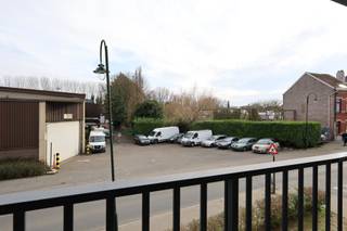 Studio (39 m²) op de eerste verdieping links in een recent gebouw en op een zeer goede locatie. De studio bestaat uit een lichtrijke leefruimte met open keuken (voorzien van kookplaat, koelkast en oven), zonder aparte slaapkamer, een badkamer met douche, enkele lavabo en toilet, en een praktische berging. Geen kelder aanwezig. Openbare parkeerplaatsen in de onmiddellijke omgeving; Op wandelafstand van bushalte en tram. Nabij de NATO, luchthaven Zaventem, Europese Commissie. Ideaal als pied-à-terre, startwoning voor een alleenstaande of als investeringspand voor verhuur aan zakelijke professionals die lange werkdagen hebben en de dagelijkse pendeltijd willen vermijden. ELECTRICITEIT CONFORM, ZEER LAGE EPC van 95 kwh/ m² jaar. Interessante opportuniteit voor investeerders (verhuur)