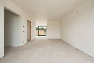 NIEUWBOUWPROJECT 'T VELD – MODERN WONEN OP EEN PRACHTIGE LOCATIE

Te koop: Luxe nieuwbouwwoning in Viersel

Welkom in 'T VELD, hét nieuwe woonproject op een werkelijk prachtige locatie.
Hier woon je in een oase van rust met alle voorzieningen binnen handbereik.

Luxueuze BEN-woning te koop met een hoogwaardige afwerking.
Deze lichtrijke halfopen bebouwing is gelegen op een absolute toplocatie!
De woning kan volledig afgewerkt worden binnen de normale aktetermijn van 4 maanden.

Kenmerken:

•	Prachtige BEN-woning
•	Klassieke architectuur met hoogwaardige afwerking
•	3 slaapkamers + afgewerkte zolder met mogelijkheid tot 2 extra slaapkamers, badkamer, extra ruime berging, prachtige tuin en 
        privé parkeerplaats onder luxe-carport met groot tuinhuis
•	Zonnepanelen en warmtepomp
•	Oppervlakte: 333 m²
•	Bewoonbare oppervlakte: 213 m²
•	Zuid tuin
•	Locatie: Salvialaan 40, 2240 Viersel

Een droomplek om te wonen!

De woning is gelegen dichtbij de toegang tot E313 (Massenhoven) en E34 (Oelegem)

Financiële informatie

Prijs € 540.258
  - Grond € 151.663
  - Constructie € 388.595
Kosten € 99.805
  - Registratierechten € 18.200
  - BTW € 81.605
Totaal excl. notariskosten € 640.063

Mis deze kans niet!
Contacteer ons vandaag nog en ontvang als eerste informatie over deze prachtige woning.

Contact: 03-320.26.50 - info@century21vyta.be