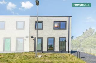 Bent u op zoek naar een recente, energiezuinige woning op een rustige locatie in Houthalen? Dan is deze prachtige BEN-woning zeker een bezoek waard.De woning bevindt zich op een perceel van 253 m² en biedt een bewoonbare oppervlakte van 126 m² volgens het EPC. Dankzij het uitzonderlijke EPC-label van slechts -8 kWh/m² geniet u van een uiterst energiezuinige woning met een minimaal energieverbruik en maximaal wooncomfort.Bij aankomst valt meteen de verzorgde uitstraling op, met een aangelegde oprit en een mooi terras waar u in alle rust kunt genieten van het buitenleven. Binnen vindt u een lichtrijke leefruimte met een praktische indeling, ideaal voor het dagelijkse gezinsleven.Op de verdieping beschikt de woning over drie volwaardige slaapkamers, waardoor er voldoende ruimte is voor een gezin, een thuiswerkplek of hobbykamer. De moderne afwerking en het recente bouwjaar zorgen ervoor dat u zonder zorgen onmiddellijk kunt intrekken.De rustige ligging biedt een aangename woonomgeving, terwijl winkels, scholen, openbaar vervoer en belangrijke verbindingswegen vlot bereikbaar zijn.Kortom, een instapklare BEN-woning die duurzaamheid, comfort en een uitstekende ligging perfect combineert. Contacteer ons vandaag nog voor een bezoek en ontdek zelf de troeven van deze energiezuinige woning.De eigendom wordt aangeboden via de Power-sale formule. Van 30/06/2026 om 09:00 tot 20/07/2026 om 17:00 kan u de woning op afspraak komen bezichtigen en een bod uitbrengen. De vermelde prijs is een instelprijs. Voor meer info, gelieve contact op te nemen met de dossierverantwoordelijke.Bestuursmaatregelen in het maatregelenregister: nee