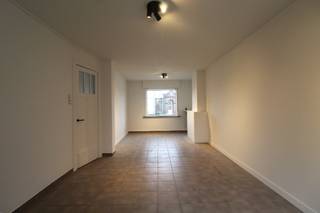 Deze recent gerenoveerde, halfopen woning is gelegen langs de Stuivenbergstraat in Izegem. De woning beschikt over modern comfort, een warmtepomp, 8...