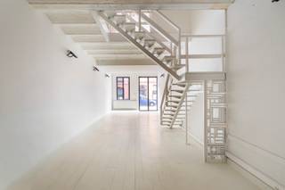 <p><strong>Unieke handelsruimte op toplocatie! </strong><br /><br />Bent u op zoek naar een veelzijdige commerciële ruimte in het hart van Antwerpen? Dan is deze unieke handelsruimte in de Luikstraat precies wat u zoekt!</p>
<p>Met een totale oppervlakte van 283 m², verdeeld over drie verdiepingen, biedt dit pand een uitzonderlijke combinatie van functionaliteit, flexibiliteit en zichtbaarheid. <br />Elke verdieping heeft zijn eigen karakter, waardoor u verschillende functies perfect kunt combineren, denk aan een showroom, kantoorruimte, atelier, opslag of een stijlvolle winkelruimte.<br /><br />De gelijkvloerse verdieping is ideaal als winkelruimte of onthaal, met grote raampartijen die zorgen voor een uitnodigende uitstraling en veel natuurlijke lichtinval. De eerste verdieping leent zich perfect voor kantoor-, vergader- of presentatieruimte, terwijl de tweede verdieping uitermate geschikt is voor creatieve invulling, stockage of extra werkplekken.<br /><br />De ligging is bovendien uitstekend bereikbaar met zowel de wagen als met het openbaar vervoer en bevindt zich op wandelafstand van winkels, horeca en andere handelszaken.<br /><br />Huurprijs: 3.250,00 EUR <br />Beschikbaarheid: Onmiddelijk<br /><br />Neem vandaag nog contact op met LISTED voor meer informatie of een bezichtiging: +32 3 283 51 51</p>