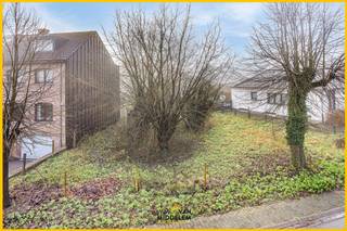 <strong>Immo Van Middelem verkoopt deze mooie bouwgrond op +/- 3a90ca, rustig gelegen maar IN HET CENTRUM VAN TERNAT met alle nodige winkels, grootwarenhuizen Okay en Delhaize, traiteur/beenhouwer, restaurants, scholen, cultureel centrum, openbaar kasteelpark 'Kruikenburg', zorg- sportfaciliteiten (o.a. zwembad), openbaar vervoer en -op minder dan 500m wandelafstand- het treinstation met rechtstreekse verbinding naar Brussel en Gent.</strong><br /><br />Deze bouwgrond is gelegen in een rustige straat (zijstraat van de Statiestraat) en is geschikt voor een half-open bebouwing.<br /><br />Hij biedt u een gevelbreedte van +/- 7,00m. De bouwdiepte bedraagt maximaal 11,00m. Het hoofdgebouw is te voorzien van een hellend (zadel)dak en moet het profiel van de woning op nr. 12 volgen.<br /><br />Het is mogelijk de bouw van een meergezins- of meergeneratiewoning aan te vragen bij de gemeente Ternat, zoals gerealiseerd in enkele woningen in de straat.<br /><br />Geen bouwverplichting.<br />Vrij bij akte.