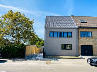 Laat u meteen betoveren door de vele troeven van deze adembenemende nieuwbouwwoning, waar stijl, comfort en functionaliteit naadloos samenkomen...