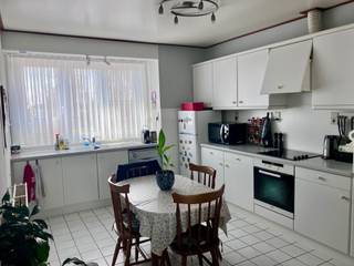 Op te frissen eengezinswoning te Boom in rustige buurt (doodlopende straat), zeer centraal gelegen vlakbij A12 en E19. <br />Indeling:<br />- Kelder<br />- Gelijkvloers: hal, open leefruimte met keuken, salon en veranda, wasruimte, wc en extra kamer;<br />- Verdiep: 2 slaapkamers, badkamer<br /><br />Troeven:<br />- Trap en veranda vernieuwd<br />- Badkamer gerenoveerd in 2019<br />- Nieuwe condensatieketel 2025<br />- Zonnig terras<br />- EPC C, geen renovatie<br />- Uitweg te voet/fiets langs servitudeweg achteraan<br />- Ramen PVC-hoogrendementsbeglazing<br />Akte te verlijden +/- september 2026, beschikbaarheid uiterlijk 1 maand na akte