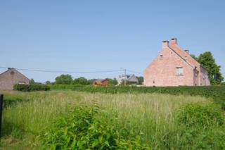 <p>Interesse in deze uitstekend gelegen bouwgrond?<span> </span><strong>Stedenbouwkundige voorschriften</strong><span> </span>en verkavelingsvoorwaarden verkrijgbaar op aanvraag<span> </span><strong>via mail naar info@immohuismus</strong>.be of<span> </span><strong>bel met Yannick op 0476 49 06 72</strong>.</p>
<p><strong>Bouwgrond voor halfopen bebouwing op een rustige ligging in Tenderlo (Balen)</strong></p>
<p>Droom je van een nieuwbouwwoning die je volledig naar eigen smaak kunt realiseren? Dan is dit bouwlot in het gezellige Tenderlo precies wat je zoekt. Het perceel is bestemd voor een ruime eengezinswoning in halfopen bebouwing en biedt tal van mogelijkheden voor een hedendaagse of landelijke architectuur.</p>
<p>Dankzij de royale bouwmogelijkheden creëer je moeiteloos een comfortabele gezinswoning met veel leefruimte. Bovendien geniet je van een aangename tuin waar ruimte is voor een terras, groenaanleg en een praktisch tuinhuis.</p>
<p>Gelegen in een rustige woonomgeving met een vlotte bereikbaarheid naar het centrum van Balen, Mol en omliggende gemeenten.<br />Op korte afstand van scholen, winkels en het station van Balen. Ook de fietsostrade F105 bevindt zich vlakbij, ideaal voor woon-werkverkeer en recreatieve fietsers.</p>
<p><strong>Troeven</strong><br />✔ Bouwgrond voor halfopen bebouwing<br />✔ Ruime bouwmogelijkheden<br />✔ Rustige en groene omgeving<br />✔ Ideaal voor gezinnen</p>
<p>Interesse in deze uitstekend gelegen bouwgrond?<span> </span><strong>Stedenbouwkundige voorschriften</strong><span> </span>en verkavelingsvoorwaarden verkrijgbaar op aanvraag<span> </span><strong>via mail naar info@immohuismus</strong>.be of<span> </span><strong>bel met Yannick op 0476 49 06 72</strong>.</p>