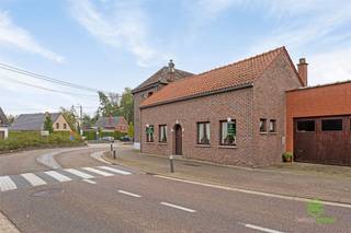 Aan de voet van de kerk van Budingen vinden we deze ruime dubbelwoonst met voormalige feestzaal.Op wandelafstand vinden we een buurtwinkel, een...