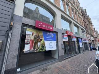 In deze bruisende winkelstraat van Ieper bevindt zich dit bijzonder ruime handelspand, ideaal voor diverse commerciële activiteiten.De winkelruimte...