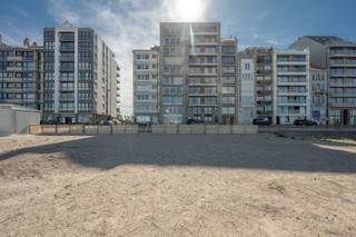 Op de Zeedijk te Knokke-Heist bieden wij dit uitzonderlijk ruime appartement van maar liefst 166 m² te koop aan. Momenteel is het ingedeeld als twee afzonderlijke woonunits, verdeeld over het gelijkvloers en de eerste verdieping. Deze indeling biedt tal van mogelijkheden: ideaal voor aparte verhuur, een gastenverblijf, een kangoeroewoning of een combinatie van wonen en werken. Dankzij de flexibele indeling geniet u van een unieke opportuniteit op een toplocatie aan zee.<br /><br />Indeling: <br />Eerste verdieping: zeer ruime leefruimte met een breedte van zeven meter genietend van panoramisch zeezicht, volledige uitgeruste leefkeuken, nachthal met bureau/slaaphoek, twee ruime slaapkamers, badkamer.<br /><br />Gelijkvloers: inkom met toilet en vestiaire, ingerichte keuken, berging, eetplaats, zitruimte of slaapkamer, tweede slaapkamer, badkamer. <br /><br />Het gelijkvloers leent zich perfect als aparte zone voor gasten en kan apart verhuurd worden. <br /><br />Kelderberging en fietsenstalling. <br /><br />Bezoeken? Graag na afspraak met Avantimmo op het nummer 050 62 50 55