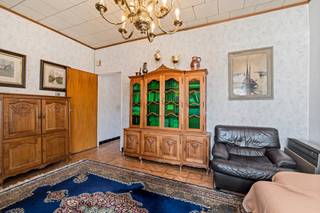 <p>Bent u op zoek naar een woning die u volledig naar uw eigen smaak kunt renoveren? Dan is deze <u>halfopen bebouwing in het charmante Waarschoot </u>precies wat u zoekt!</p>

<p>Gelegen aan de rand van het centrum geniet u hier van een vlotte bereikbaarheid, terwijl winkels, scholen en openbaar vervoer zich op korte afstand bevinden.</p>

<p>De woning beschikt momenteel over <strong>2 volwaardige slaapkamers</strong>, met de mogelijkheid om een <strong>derde slaapkamer</strong> te creëren op de zolder. Dankzij de <strong>vaste trap</strong> is deze ruimte perfect geschikt om verder af te werken en optimaal te benutten.</p>

<p>Dit betreft een <strong>totaalrenovatieproject</strong>, ideaal voor handige doe-het-zelvers, investeerders of gezinnen die hun droomwoning volledig naar eigen wensen willen realiseren.</p>

<p>Verder beschikt de woning over een <strong>inpandige garage</strong> en verschillende tuinbergingen die heel wat opbergruimte bieden. Wie ervoor kiest om deze bijgebouwen te verwijderen, creëert een prachtige, ruime tuin waar u in alle rust kunt genieten van het buitenleven.</p>

<p><strong>Troeven van deze woning:</strong></p>

<ul><li>Charmante ligging in Waarschoot, aan de rand van het centrum.</li><li>Halfopen bebouwing met veel potentieel.</li><li>2 slaapkamers met mogelijkheid tot een 3de slaapkamer op zolder.</li><li>Vaste trap naar de zolder.</li><li>Inpandige garage.</li><li>zijpoortje voor fietsen.</li><li>Mogelijkheid tot een ruime en zonnige tuin.</li><li>Ideaal renovatieproject met tal van mogelijkheden.</li></ul>

<p>Bent u klaar om van deze woning een echte parel te maken? Neem dan snel contact op voor een bezoek en ontdek zelf de vele mogelijkheden die deze eigendom te bieden heeft.</p>
