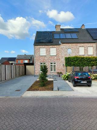 Exclusieve en energiezuinige grote gezinswoning met hoogwaardige afwerking. EPC A, 34kWh/m² jaar<br /><br />Troeven:<br /><br />- 6 slaapkamers<br />- 3 badkamers<br />- 3 toiletten<br />- rolstoelvriendelijk<br />- energiezuinig<br />- praktische onderhoudsvriendelijke tuin<br />- 4 parkeerplaatsen openlucht<br />- 1 parkeerplaats binnen<br /><br />Via de inkomhal met eiken trap en gastentoilet betreedt u de lichtrijke leefruimte. Vijf grote ramen zorgen voor een overvloed aan natuurlijk licht. De leefruimte sluit naadloos aan op de luxueuze keuken, waar het royale keukeneiland de blikvanger vormt. De stijlvolle kastenwand is uitgerust met hoogwaardige Miele-inbouwtoestellen, waaronder een stoomoven, combi-oven.<br /><br />De ruime eetplaats biedt zicht op de praktische tuin via het grote half ronde raam. Achteraan bevinden zich een ruime berging, 1ste badkamer met inloopdouche & wastafel. De badkamer sluit aan op de 1ste slaapkamer die uitkomt op de inkomhal.<br /><br />De garage, loopt door op de onderhoudsvriendelijke tuin met berging en zithoek(lounge).<br /><br />Via een prachtige eiken trap bereikt u de eerste verdieping. Hier bevinden zich een aparte toilet, 2 ruime slaapkamers > 20m² & 2 kleinere slaapkamers, die eveneens kunnen dienen als bureau of dressing. De zéér ruime badkamer is uitgerust met een ligbad, dubbele wastafel en aansluitingen voor wasmachine & droogkast.<br /><br />Via een tweede vaste trap bereikt u de volledig afgewerkte zolder, met een 3de badkamer, voorzien van ligbad, wastafel & toilet. Er is ook een ruime slaapkamer van > 20m², zithoek die tal van mogelijkheden biedt als extra slaapkamer, bureau of hobbyruimte, Daarnaast beschikt de woning over een bergzolder via een uitschuifbare trap.<br /><br />De woning is gelegen in een rustige, kindvriendelijke straat, op fietsafstand van een school, winkels en andere dagelijkse voorzieningen. Een instapklare woning waar ruimte, kwaliteit, energiezuinigheid en een uitstekende liggingvlak bij de Nederlandse grens, perfect samenkomen.<br /><br />Interesse? Geef ons zeker een berichtje!