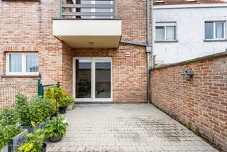 <p>Bent u op zoek naar een gelijkvloers appartement met garage in Affligem? Dan stellen wij u graag dit lichtrijke appartement voor.</p>
<p>Gelegen in de Daalstraat geniet u hier van een uitstekende bereikbaarheid. Scholen, winkels, openbaar vervoer en de op- en afrit van de E40 bevinden zich op korte afstand.</p>
<p><span>Indeling<br /></span><br />Het appartement bevindt zich op het gelijkvloers van een kleinschalige residentie.</p>
<p>Via de inkom-/nachthal komen we in de gezellige woonkamer, waar grote raampartijen zorgen voor een aangename natuurlijke lichtinval. Vanuit de leefruimte heeft u rechtstreeks toegang tot het achtergelegen, zuidgericht terras. De ideale plek om in alle rust en privacy te ontspannen.</p>
<p>Aansluitend bevindt zich de open keuken, uitgerust met alle nodige comfort, evenals een praktische berging.</p>
<p>Verder beschikt het appartement over één volwaardige slaapkamer, een bureau / kleine kamer, een badkamer met inloopdouche en een afzonderlijk gastentoilet.</p>
<p>Een absolute meerwaarde is de inpandige garage, die zorgt voor extra comfort en bergruimte.</p>
<p><strong>Huurprijs:</strong> € 900/maand + € 10 gemeenschappelijke kosten<br /><strong>Beschikbaar vanaf:</strong> 1 oktober</p>
<p>Interesse? Contacteer ons voor een bezoek ter plaatse.<br /><strong>info@impromove.be - 02 887 80 56</strong></p>
