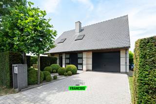 In de rustige en residentiële woonwijk Vanovers 16 te Maldegem bevindt zich deze bijzonder verzorgde open bebouwing, waar ruimte, comfort en een uitstekende staat van onderhoud centraal staan. Gebouwd in 1999 en doorheen de jaren met de grootste zorg onderhouden, biedt deze eigendom alles wat men vandaag zoekt: een doordachte indeling, drie volwaardige slaapkamers, een extra polyvalente ruimte en een prachtig aangelegde tuin met maximale privacy.<br /><br />Bij het betreden van de woning komt u terecht in een ruime inkomhal met gastentoilet. De lichtrijke leefruimte vormt samen met de gezellige gaskachel het warme hart van de woning en geniet dankzij de grote raampartijen van een aangename connectie met de tuin. Aansluitend bevindt zich de volledig uitgeruste leefkeuken, die voldoende plaats biedt voor een ruime eettafel en rechtstreeks toegang verleent tot het overdekte terras.<br /><br />Verder beschikt het gelijkvloers over een praktische inpandige garage met extra bergruimte en een functionele wasplaats.<br /><br />Op de verdieping bevinden zich drie ruime slaapkamers, een verzorgde badkamer uitgerust met een dubbele wastafel, ligbad, douche en toilet, evenals een extra kamer die perfect dienst kan doen als bureau, dressing of vierde slaapkamer.<br /><br />Ook buiten weet deze eigendom te overtuigen. De fraai aangelegde en volgroeide tuin vormt een oase van rust en privacy, waar u in alle seizoenen optimaal kunt genieten. Dankzij de verzorgde beplanting, het terras en het tuinhuis beschikt u over een bijzonder aangename buitenruimte. Bovendien biedt de ruime oprit plaats aan meerdere wagens naast de inpandige garage.<br /><br />Ook op technisch vlak scoort deze woning uitstekend. Zo beschikt ze over een gunstig EPC-label C, een geïsoleerde gevel en dak, een hoogrendementsketel uit 2016, een regenwaterput van maar liefst 10.000 liter en is de woning volledig asbestvrij.<br /><br />De rustige ligging, op korte afstand van het centrum van Maldegem, winkels, scholen en belangrijke invalswegen, maakt deze eigendom tot een ideale gezinswoning waar comfort, bereikbaarheid en woonkwaliteit hand in hand gaan.<br /><br />Een bezoek aan deze instapklare woning wordt dan ook warm aanbevolen. Neem hiervoor contact op met Louis Van Zele van Immo Francois Meetjesland.<br /><br />