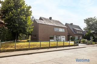 Deze woning biedt je het beste van twee werelden: alle comfort en ruimte die je nodig hebt, gecombineerd met een uiterst gunstige ligging in de stadsrand. Op wandelafstand liggen winkels, scholen, openbaar vervoer, natuurgebied Honegem en het bruisende stadsleven, terwijl je ook vlot aansluiting vindt op de belangrijkste invalswegen / E40.<br /><br />Bij het binnenkomen word je meteen verwelkomd door een lichtrijke leefruimte die baadt in het natuurlijke licht met directe toegang tot het zonneterras. De grote ramen bieden een mooi zicht op de tuin en creëren een open, uitnodigende sfeer. Aansluitend vind je de keuken, praktisch ingedeeld en met directe toegang tot het 2<sup>de</sup> terras. De aparte wasplaats en de inpandige garage maken het dagelijkse leven een stuk handiger en comfortabeler.<br /><br />De eerste verdieping telt maar liefst vier royale slaapkamers. Eén van de slaapkamers beschikt over een eigen dressinggedeelte, ideaal voor wie houdt van orde en overzicht.<br /><br />Het hele verdiep is voorzien van duurzame parketvloeren. De badkamer is vlot bereikbaar vanuit alle kamers, voorzien van douche en bad, en biedt het nodige comfort.<br /><br />Op zolder, bereikbaar met vaste trap, wacht een indrukwekkende ruimte van +/- 70 m² op jouw creatieve invulling. Of je nu droomt van extra slaapkamers, een hobbyruimte, een thuiskantoor of zelfs een ontspanningsruimte, hier kan je alle kanten op. Daarnaast beschikt de woning over een kelder, die extra opbergmogelijkheden biedt voor provisie, seizoensspullen of andere benodigdheden.<br /><br />De zuidgerichte tuin met zijn terrassen vormt het perfecte verlengstuk van de leefruimte: een plek waar je in alle rust kan ontspannen, genieten van de zon en gezellige momenten kan delen met familie of vrienden.<br /><br />Grondoppervlakte 894 m² / Gebouwd in 1964 – onderging renovaties in 2003 / Natuurleien / EPC label C – geen renovatieplicht / Solide betonstructuur / Dubbel glas / CV Aardgas / Regenwaterput / … Steeds goed onderhouden.<br /><br />Deze woning is een unieke opportuniteit. De combinatie van ruimte, ligging en potentieel maakt dit een aanbod dat je niet mag missen.<br /><br />Plan vandaag nog je bezoek en ontdek zelf waarom deze eigendom in Aalst jouw nieuwe thuis kan worden.