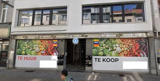 Commercieel gelijkvloers te huur of te koop, gelegen in de Handelsstraat te Antwerpen. <br />Dit pand heeft een gelijkvloerse opp. van 208 m² + buitenruimte 10 m². <br />Het gebouw is verhuurd aan een voedingszaak.<br />De maandelijkse huurprijs bedraagt 2.000 euro excl. onroerende voorhefing. <br />De verkoopprijs bedraagt 350.000 euro. <br />
