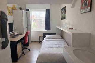 Opbrengsteigendom bestaande uit 18 studentenkamers en twee autostaanplaatsen gelegen aan de Bargiekaai<br /><br />Bijzondere investeringsopportuniteit door de grote vraag en het grote tekort aan studentenhuisvesting op de Gentse vastgoedmarkt.<br /><br />Alle 18 eenheden beschikken over de nodige geldige conformiteitsattesten tem 15/03/2033. De opbrengsteigendom heeft een stabiele maandelijkse huurinkomst van € 8150 per maand exclusief kosten (5,2% bruto rendement). Extra aangerekende kost per kamer voor EGW en internet is € 80/maand. Elektrische keuring conform.<br /><br />Kortom een interessante opportuniteit door zijn stabiele inkomsten, huurpotentieel en verzekerde toekomstige bezetting