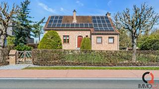 <p>Uniek gelegen instapklare eengezinswoning op een perceel van maar liefst 20 A 07 CA grenzend aan natuurreservaat Schulensbroek en vlakbij de gezellige dorpskern van Schulen.<br /><br />De <span><strong>indeling </strong></span>is als volgt:<br /><br /><strong><span>Gelijkvloers</span></strong><br /><span><em><br />Interieur</em></span><br />+ Inkomhal met aparte vestiaire<br />+ Grote leefruimte op parket bestaande uit zithoek met inbouwcassette en eethoek<br />+ Prachtige aanbouw tuinkamer met grote schuifraampartijen en een prachtig zicht op de tuin en achtergelegen natuur<br />+ Volledig geïnstalleerde en recent gerenoveerde keuken met keukeneiland, voorzien van Dekton werkblad en kwaliteitstoestellen<br />+ Hal<br />+ Ingerichte badkamer met ligbad, inloopdouche, lavabomeubel en sierradiator<br />+ Aparte WC met handenwasser<br />+ Ruime gerieflijke berging/wasplaats<br />+ Slaapkamer 1 / bureau<br /><br /><span><em>Exterieur</em></span><br />+ Mooi aangelegde en volledig omheinde voor- en achtertuin <br />+ Riant zonneterras grenzend aan tuinkamer met prachtige groene vergezichten<br />+ Tuinhuis<br />+ Moestuin<br />+ Volledig beklinkerde oprit met geautomatiseerde toegangspoort<br />+ Beklinkerd pad naar moestuin<br /><br /><strong><span>Eerste verdieping</span></strong><br />+ Nachthal met overloop en ingebouwde kastenwand/dressing<br />+ Slaapkamer 2 met inbouwkasten en aansluitende zolderruimte (berging)<br />+ Zolderruimte (hier bevinden zich watervoorziening K/W water – omvormer zonnepanelen – centrale alarm)<br />+ Slaapkamer 3 (airco aanwezig)<br />+ Slaapkamer 4 (airco aanwezig)<br /><br />De woning is volledig <strong><span>onderkelderd</span></strong>: <br />Grotendeels volwaardige kelder – deels kruipkelder.<br />+ Voorraadkelder/bergkelder<br />+ Inpandige garage met automatische sectionaalpoort<br />+ Fietsenberging/berging met toegang naar kruipkelder<br /><br />Centrale verwarming op stookolie. Inbouwcassette in de leefruimte.<br /><br />Airco’s in tuinkamer en 2 slaapkamers boven.<br /><br />Elektrische installatie niet conform het AREI. Slechts kleine opmerkingen.<br /><br />G-score: C.<br />P-score: D.<br /><br />De woning is asbestveilig (maar niet asbestvrij: asbest onderdak – zorgvuldig beheren).<br /><br />EPC: 296 kWh/m²/jaar, UC: 3813278. Energielabel C. GEEN renovatieverplichting.<br />Zonnepanelen (5.900 Wp) aanwezig – met groenestroomcertificaten.<br /><br />Bestemming volgens gewestplan: deels woongebied met landelijk karakter + deels landschappelijk waardevol agrarisch gebied.<br /><br />Prachtige woning waar de tijd niet is blijven stilstaan.<br />+ 2009 - 2011: zonnepanelen werden geplaatst<br />+ 2013: renovatie/opfrissing interieur<br />+ 2016: parket in leefruimte<br />+ 2016: aanbouw tuinkamer met verhoogd terras<br />+ 2022: nieuwe keuken<br /><br />Strategisch en doch landelijk gelegen in Schulen, met groene vergezichten (nabij Schulensmeer), doch nabij het centrum van Schulen met al zijn voorzieningen (scholen, kinderopvang, winkels, horeca, openbaar vervoer etc.).<br /><br />Tevens goede bereikbaarheid naar op – en afritten complex en het klaverblad E313 en E314. Een uitgebreid wandel- en fietsroutenetwerk ligt letterlijk binnen handbereik. Een absolute aanrader!</p>