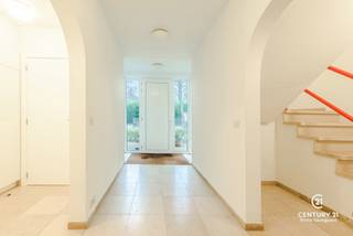 <p><strong>In een prachtig groene, rustige villawijk van Oud-Turnhout bevindt zich deze op te frissen villa, gelegen op een royaal perceel van 2.789 m².</strong><br />Wie houdt van ruimte, licht en een harmonieuze verbinding met de natuur, voelt zich hier meteen thuis. De woning beschikt onder meer over een bijzonder ruime leefruimte, een gezellige leefkeuken, vijf volwaardige slaapkamers, een kantoorruimte en een dubbele garage. De weelderige tuin is een waar rustoord en geniet dankzij de zuidwestoriëntatie de hele dag door van zon. <br /><br /><strong>Bovendien geniet u van een uitstekende bereikbaarheid, op slechts 25 minuten van zowel Eindhoven (NL) als Antwerpen (BE) – ideaal voor wie centraal én rustig wil wonen.</strong><br /><br />De woning is op te frissen, waardoor u de perfecte kans krijgt om ze volledig naar uw smaak te moderniseren.</p>
<p><strong>Gelijkvloers</strong><br />Bij het binnenkomen word je verwelkomd in een stijlvolle, centrale inkomhal met gastentoilet en vestiaire. Links bevindt zich een praktische kantoorruimte—ideaal om rustig te werken van thuis uit—terwijl je rechts toegang hebt tot de dubbele, inpandige garage.</p>
<p>De leefruimtes bevinden zich aan de achterzijde van de woning en baden door de grote raampartijen in een overvloed aan natuurlijk licht. Vanuit zowel de zit- als eethoek heb je een prachtig zicht op de groene tuin. De warme travertinvloer geeft het geheel een elegante en tijdloze uitstraling.</p>
<p>De aangrenzende leefkeuken is uitgerust met kwalitatieve Miele-toestellen en biedt plaats aan een gezellige eethoek. In de aansluitende veranda is het heerlijk ontspannen met zicht op de tuin. Een aparte zij-ingang brengt je naar de wasplaats met douche en een extra bergruimte—ideaal voor gezinnen die houden van orde en functionaliteit.</p>
<p><strong>Eerste verdieping</strong><br />De stijlvolle travertintrap leidt naar de eerste verdieping, waar maar liefst vier ruime slaapkamers te vinden zijn. Drie hiervan zijn uitgerust met een eigen lavabo en bieden toegang tot het achterliggende terras. De vijfde slaapkamer grenst aan de badkamer, die tevens bereikbaar is via de nachthal. De volledig uitgeruste badkamer beschikt over een ligbad, dubbele wastafel, douche en toilet.</p>
<p><strong>Zolder</strong><br />Via een handige vlizotrap bereik je de bergzolder, perfect voor het opbergen van seizoensspullen of persoonlijke archieven.<br /><br /></p>
<p><strong>Troeven</strong></p>
<ul>
<li>
<p>Maar liefst <strong>vijf slaapkamers</strong> én een aparte <strong>kantoorruimte</strong></p>
</li>
<li>
<p>Rustige, groene ligging met een tuin op het <strong>zuidwesten</strong></p>
</li>
<li>
<p><strong>Uitstekende bereikbaarheid</strong>: slechts 25 min. van Eindhoven én Antwerpen</p>
</li>
<li>
<p><strong>Op te frissen</strong>, met tal van mogelijkheden om naar eigen smaak te moderniseren</p>
</li>
<li>
<p>Verwarming op aardgas via radiatoren</p>
</li>
<li>
<p><strong>HR-condenserende gasketel</strong> vernieuwd in 2016</p>
</li>
</ul>
<p>Deze villa combineert ruimte, kwaliteit, natuur en potentieel tot een bijzonder aantrekkelijk geheel. Een ideale kans voor wie droomt van wonen in een groene, residentiële omgeving en zijn eigen stempel wil drukken op een ruime woning.</p>