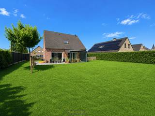 <strong>INSTAPKLARE OPEN BEBOUWING</strong> met <strong>GUNSTIG EPC-LABEL B</strong> en een rustige ligging aan het <strong>PRACHTIGE ENAMEBOS</strong>. Deze energiezuinige gezinswoning combineert comfort, ruimte en een uitstekende bereikbaarheid in een residentiële, <strong>KINDVRIENDELIJKE EN VERKEERSLUWE STRAAT</strong> nabij winkels, scholen en openbaar vervoer, met het historische centrum van Oudenaarde op slechts 4 km afstand. Via de inkomhal met gastentoilet komt u in de lichtrijke leefruimte die naadloos aansluit op de volledig ingerichte keuken. Verder beschikt de woning over een praktische berging/wasplaats en een <strong>INPANDIGE GARAGE</strong>. Op de eerste verdieping bevinden zich <strong>4 VOLWAARDIGE SLAAPKAMERS</strong>, ingerichte badkamer en aparte douchekamer. De zolder, bereikbaar via een trapluik, biedt extra bergruimte. Buiten geniet u van meerdere terrassen met <strong>OOST-, ZUID- EN WESTORIËNTATIE</strong>. De <strong>VERZORGDE TUIN MET TUINHUIS</strong> vormt de perfecte plek om te ontspannen en maakt deze woning tot een ideale keuze voor wie rustig en comfortabel wil wonen in een <strong>GROENE OMGEVING NABIJ OUDENAARDE</strong>.<br /><br />Adres: Dorre Wei 43 te Ename (Oudenaarde)<br /><br />EPC: 184kWh/m², G-score en P-score A, Geen renovatieverplichting van toepassing