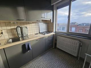 <p><span>2600 Berchem: Groenenhoek: Diksmuidelaan 246 bus3 met 2 slaapkamers</span></p><p><span> </span></p><p><span>Indeling</span></p><p><span>-Inkomhal</span></p><p><span>-Ruime woonkamer</span></p><p><span>-Aparte keuken (geïnstalleerd met alle moderne toestellen van Bosch)</span></p><p><span>- 2 slaapkamers (8 en 16m²)</span></p><p><span>-Berging</span></p><p><span> </span></p><p><span>Dubbel beglazing Aluminium ramen.</span></p><p><span> </span></p><p><span>Dichtbij openbaar vervoer, winkels en scholen.</span></p><p><span> </span></p><p><span> </span></p><p><span>Maandelijkse kosten in aanvraag. (blokpolis, water, minuterie traphal en onderhoud inbegrepen)</span></p><p><span> </span></p><p><span> </span></p><p><span>Interesse? Neem gerust contact op voor een bezichtiging en ontdek de mogelijkheden van deze woning.</span></p><p><span> </span></p><p><span> </span></p><p><span> </span></p>