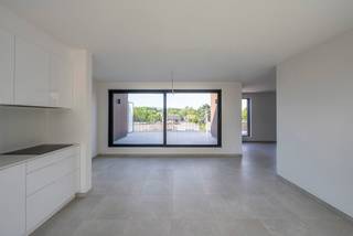 <p>Knap nieuwbouw penthouse met 3 kamers en zalig groot zuidwest gericht terras. <br /><br />Het appt is gebouwd met kwalitatieve materialen en heeft een handige indeling. Grote leefruimte met open keuken en gezellige zithoek. Grote ramen geven uit op aangenaam terras. Naast keuken: berging/wasplaats met technieken. Gastentoilet in inkomhal. 2 kleinere slaapkamers, douchekamer, master bedroom met ‘en suite’ dressing en badkamer met toilet. <br /><br />Technisch: vloerverwarming met koeling, warmtepomp, 4 zonnepanelen, zonnewering aan de ramen op de zuidkant. BEN-woning met E-peil E6.<br /><br />Toegang gebouw via Jubellaan + met auto/fiets of te voet via achtergelegen doodlopende Barbarastraat. <br /><br />Locatie: vlakbij Mechelen station, bushalte, oprit E19 Brussel- Mechelen, fietsafstand van centrum, scholen en winkels, en qua recreatie zijn Leuvense Vaart, het Domein van Hofstade en Planckendael vlakbij. <br /><br />Er is een ondergrondse parkeerplaats, kelderberging en fietsenstalling voor 2 fietsen.<br /><br />Huurprijs: 1.450 eur per maand voor het appartement + 150eur voor de parkeerplaats, kelderberging en fietsenstalling.<br /><br />Gemeenschappelijke lasten: 150eur per maand (onderhoud/water/elektriciteit gemene delen &amp; lift, syndicus)<br /><br />Huurwaarborg 3 maanden: 4.800eur.<br /><br />Beschikbaar: 1/12/2025.<br /><br />Bezichtigingen: 015 33 19 19 of laura.van.dyck@quares.be</p>