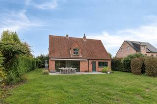 Interesse voor en bezoek: schouwbroekstraat52.rosseel.be <br />Indien meerdere keren de vraagprijs wordt geboden op de bezoekdagen behoudt de eigenaar zich het recht om eventueel onder gesloten enveloppe te laten bieden door degene die de vraagprijs boden.<br />Deze charmante villa is gelegen in het groene en rustige Vinderhoute, ideaal voor wie op zoek is naar een woning met vergezichten en toch op fietsafstand wil wonen van Gent centrum.<br />De woning biedt alle rust en ruimte die u zoekt. De villa ligt in een prachtige omgeving en biedt een adembenemend uitzicht via de prachtige privatieve tuin op de Vinderhoutse bossen.<br /><br />De woning beschikt over een inkomhal, toilet, ruime eet en leefruimte met haard (cassette). Vanuit de leef - eetplaats en de keuken geniet je van het wijds uitzicht op de velden.<br />Garage voor 2 wagens en aanwezigheid van een kelder.<br />Op de eerste verdieping bevinden er zich 4 slaapkamers, een badkamer met douche en bad, apart toilet.<br /><br />Sinds 2020 wordt de woning verwarmd op aardgas. De elektrische installatie is conform.