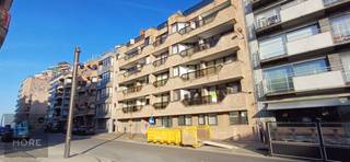 Very centrally located <strong>furnished STUDIO with spacious terrace near the beach</strong> (side sea view). The studio features a bright living room that opens onto a large terrace with an automatic awning and side sea view, a (semi-open) equipped kitchen, bathroom with bathtub, Second residence. Provision €50/month general costs. Call us for a non-binding visit and see for yourself! <br /><br /><br /><br /><span><strong>Rental under conditions; See www.more.be, "attachments" and subject to availability.</strong></span><br />