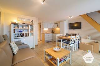 Deze charmante vakantiewoning in het rustige domein <em>Veldblomme</em> in Westende combineert een verfijnde <strong>Long Island style</strong> met comfort, privacy en een uitstekende ligging.<br />De woning beschikt over een gezellige leefruimte, een vernieuwde open keuken en een verzorgde badkamer met ligbad. De lichtrijke veranda met zonwerend glas en elektrisch bedienbare zonneluifel geeft uit op een recent vernieuwd zuidgericht terras met prachtig zicht op het hinterland (natuurgebied).<br />Boven zijn er twee smaakvol ingerichte slaapkamers (5 slaapplaatsen), met nieuwe verduisterende Velux dakramen en laminaatvloer.<br /><strong>Extra troeven:</strong>
<ul>
	<li><span>zonnepanelen</span></li>
	<li><span>badkamer: nieuwe boiler, kranen, glazen badwand en WC</span></li>
	<li><span>vernieuwde keuken</span></li>
	<li><span>nieuwe binnendeuren, vloer, veranda en terras</span></li>
	<li><span>waterverzachter</span></li>
	<li><span>rustige ligging, dichtbij zee en strand</span></li>
	<li><span>Geen domicilie toegelaten.</span></li>
</ul>
- overname kwalitatief meubilair bespreekbaar<br />- geen renovatieplicht<br />- elektrische keuring is conform<br />- mogelijkheid tot aankoop garagebox in het domein (niet inbegrepen in vraagprijs)<br /><br />Deze gezellige vakantiewoning is instapklaar – perfect voor eigen gebruik of als investering.<br />“Contacteer ons voor een bezoek!”<br /> 