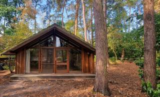UNIEK BOUW- OF RENOVATIEPROJECT: Sprookjesachtig bosperceel van 1.672 m² met PERMANENTE BEWONING, charmante chalet en mede-eigendom in het Rommersven!<br /><br />Droomt u van uw eigen droomwoning te midden van de natuur, op een locatie die absolute privacy biedt? In het gezochte en idyllische Sint-Job-in-'t-Goor (Brecht) stellen wij met trots deze zeldzame buitenkans voor! Verscholen in een uiterst rustige, doodlopende straat (Zone 30, BPA Mieksebaan) ligt een majestueus perceel van 1.672 m² waar rust en natuurbeleving op het allerhoogste niveau samenkomen. Hier ontwaakt u met het gefluit van vogels, terwijl eekhoorns en egels u begroeten in uw eigen achtertuin.<br /><br />• Officieel toegelaten permanente bewoning<br />• Chalet met potentieel (Renovatie of Wederopbouw): De bestaande houten chalet (ca. 65 m²) kan grondig gerenoveerd worden naar hedendaags comfort, óf dient als de perfecte basis voor afbraak en wederopbouw van uw gepersonaliseerde droomwoning op een schitterende inplanting op het perceel.<br />• Riant droomperceel (1.672 m²): Volledig omgeven door volwassen groen, wat garant staat voor ongeziene privacy en een unieke fauna & flora rondom.<br />• Exclusieve crown jewel: Mede-eigendom Rommersven: Als eigenaar wordt u tevens mede-eigenaar van het feeërieke, private Rommersven (een natuur/watervak van maar liefst 26.025m²), duurzaam beschermd via een goedgekeurd Natuurbeheerplan van het Agentschap voor Natuur en Bos (ANB).<br />• Topligging & Gunstige Vaste Lasten: Verkeersluw gelegen (doodlopend / Zone 30).<br /><br />Een zeldzame vastgoedopportuniteit voor wie kiest voor de ultieme combinatie van rust, een uniek natuurkader en een blanco canvas voor renovatie of nieuwbouw op een absolute droomlocatie. Laat u op locatie betoveren door de mogelijkheden en de magie van het Rommersven!