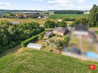Op een landelijke, maar vlot bereikbare locatie nabij de A19 Ieper–Kortrijk treffen we deze stevige, vrijstaande woning aan. Met een perceel van meer dan 1.000 m² en een kloeke structuur biedt dit pand tal van mogelijkheden.<br /><br /><strong>Indeling van de woning</strong><br />De gelijkvloerse verdieping omvat een inkomhal (7 m²), lichtrijke woon- en eetkamer (37 m²), keuken met basisuitrusting ( 7 m² - oven, kookplaat, dampkap, spoelbak), berging (2 m²), technische ruimte (4 m²), drie slaapkamers (13 - 13 - 7 m²) en een badkamer met douche en wastafel (3 m²). <br />1ste verdieping: zolder <br /><br /><strong>Kenmerken</strong><br />- Mooie grondoppervlakte (1.111 m²) met landelijk verzicht <br />- Aparte garage (33 m²) waarvan een gedeelte onderkelderd; <br />- Centrale verwarming op stookolie, grotendeels dubbele/HR-beglazing, ... <br />- ...<br /><br />Meer informatie of een vrijblijvend bezoek? Contacteer Eden op 0470 43 78 21 of mail info@minthus.be