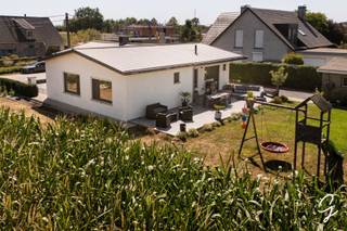 <p><strong><span>Nabij Sleidinge-dorp – centraal wonen met een landelijk dorpsgevoel</span></strong></p>
<p><span>Op een aangename en vlot bereikbare locatie nabij het centrum van Sleidinge vinden we deze </span><strong><span>moderne, gerenoveerde bungalow</span></strong><span>. Dankzij de ligging geniet je van een rustige, landelijke woonomgeving, terwijl belangrijke invalswegen en voorzieningen vlot bereikbaar zijn. Ook het woon-werkverkeer verloopt hierdoor bijzonder aangenaam.</span></p>
<p><span>De woning omvat een </span><strong><span>lichtrijke living</span></strong><span>, een moderne keuken uitgerust met </span><strong><span>AEG-toestellen (2021)</span></strong><span>, </span><strong><span>3 ruime slaapkamers</span></strong><span> en een badkamer met douche en lavabo. Overal zijn rolluiken voorzien.</span></p>
<p><span>Op technisch vlak beschikt de woning onder meer over een </span><strong><span>moderne gevel met spouwmuurisolatie, ventilatie type C en een kruipkelder</span></strong><span>.</span></p>
<p><span>Een absolute troef is de </span><strong><span>zonnige tuin</span></strong><span>, aangevuld met een </span><strong><span>garage</span></strong><span> en een praktisch bijgebouw dat ideaal is als werkruimte, hobbyruimte of extra opslagplaats.</span></p>
<p><span>Daarnaast zijn er </span><strong><span>2 regenputten van respectievelijk 3.000 en 5.000 liter</span></strong><span> aanwezig.</span></p>
<h3><span>Bezoekdagen</span></h3>
<p><strong><span>Zaterdag 29/08 van 9u tot 13u</span></strong><br /><strong><span>Dinsdag 01/09 van 17u tot 19u, mits afspraak</span></strong></p>
<p><span>Interesse in deze instapklare bungalow? Neem gerust contact op voor meer informatie of om uw bezoek in te plannen.</span></p>
<p><strong><span>Simon Coens – Cornelis Goeman</span></strong><br /><span>✉️ </span><span>simon@cornelis-goeman.be</span><br /><span>📞 0478/206.774</span></p>