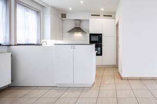 Roeselare : UNIEK GROOT, centraal, ruim en lichtrijk appartement op toplocatie – <strong>143m² woonoppervlakte</strong>!<br />Op zoek naar een ruim en instapklaar appartement op een <strong>toplocatie</strong>?<br /><br />Dit prachtige 3-slaapkamerappartement van maar liefst 143m² woonoppervlakte biedt maximaal comfort én een gunstig energieverbruik.<br />Gelegen vlak bij het station en het bruisende stadscentrum, geniet je hier van alle voordelen van een centrale ligging.<br /><br />Dit appartement werd volledig gerenoveerd in 2000 en is volledig conform met een<strong> goedgekeurde elektriciteitskeuring en een gunstig EPC B.</strong><br /><br /><u><em>Indeling & troeven:</em></u><br />- Ruime inkomhal met apart gastentoilet en berging<br />- Zeer lichtrijke en ruime leefruimte met open keuken<br />- Drie volwaardige slaapkamers, geschikt voor dubbele bedden<br />- Stijlvolle badkamer met alle comfort<br />- Gezellig terras om heerlijk te ontspannen<br />- Fietsenberging voor extra gemak<br />- Mogelijkheid tot aankoop van een staanplaats<br /><br />Dit appartement biedt een unieke combinatie van ruimte, licht en comfort op een toplocatie. Mis deze kans niet en plan vandaag nog je bezoek!<br />Contacteer ons voor meer info of een bezichtiging 051/62 40 40.<br />