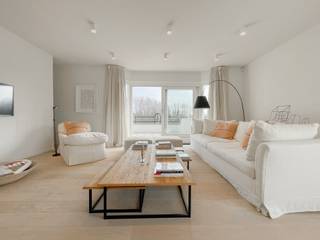 Appartement d'angle magnifique avec terrasses spacieuses dans le domaine exclusif Tennis Garden. Cet appartement aménagé de façon intemporelle offre trois grandes terrasses avec une vue splendide sur les magnifiques jardins du domaine et le Royal Zoute Tennis Club. Depuis la cuisine, on a également une vue sur la mer. L'appartement est fini avec des matériaux de la plus haute qualité et équipé de toutes les commodités modernes, telles qu'un ascenseur arrivant directement dans l'appartement, un système d'alarme, et la domotique.<br />Disposition : Hall d'entrée avec toilettes pour invités. Vaste et lumineuse pièce de vie comprenant une cuisine ouverte équipée de tout le confort, adjacente à la salle à manger donnant sur la première terrasse. Salon cosy donnant sur la deuxième terrasse orientée au sud. Chambre principale avec placards intégrés et salle de bains, également donnant sur la deuxième terrasse. Deuxième et troisième chambres à coucher complètes avec placards intégrés donnant sur la troisième terrasse. Salle de douche communicante. Buanderie séparée prévue pour une machine à laver et un sèche-linge. Inclus : cave privative dans la résidence. Possibilité d'acheter une place de parking dans la résidence. Le domaine dispose de beaux jardins paysagers et d'une piscine intérieure commune pour les résidents.