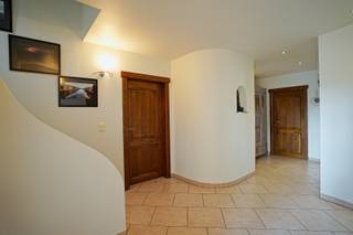 Ontdek deze charmante Spaanse villa, ideaal gelegen vlakbij het centrum van Bornem. Deze unieke woning combineert karakter, ruimte en comfort, en is perfect voor wie op zoek is naar een warme thuis met alle voorzieningen binnen handbereik. <br />Bij het betreden van de woning wordt u verwelkomd in een ruime inkomhal.. De lichtrijke leefruimte vormt het hart van de woning. Aansluitend bevindt zich de vernieuwde open keuken, die modern comfort en functionaliteit perfect combineert. <br />De woning beschikt over vier volwaardige slaapkamers en een ruime badkamer, ideaal voor gezinnen of wie extra ruimte wenst voor een bureau of hobbykamer. Daarnaast is er een grote berging/wasruimte voorzien, wat zorgt voor extra praktisch gemak in het dagelijks leven. <br />Een grote troef van deze woning is de bijna volledige onder keldering, die tal van mogelijkheden biedt voor opslag. Bovendien is er een ruime garage aanwezig. <br />Buiten geniet u van een prachtig aangelegde en perfect onderhouden tuin met jacuzzi. Als extra luxe is er in de tuin een wellness voorzien van een sauna, ontspanningsruimte, douche en toilet waardoor u thuis volledig tot rust kan komen. <br />De zonnepanelen zorgen bovendien voor een gunstig EPC en in de woning is alles al voorzien voor domotica.<br />Kortom, deze instapklare Spaanse villa is een unieke kans voor wie comfortabel en stijlvol wil wonen op een toplocatie in Bornem. <br />Referentie: 5639