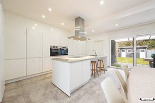 <p>In een rustige en aangename straat in Merksem vindt u deze volledig gerenoveerde woning, waar hedendaags comfort en een warme, uitnodigende sfeer hand in hand gaan. Dankzij het EPC-label B en de conforme elektriciteitskeuring woont u hier niet alleen stijlvol, maar ook energiezuinig en zorgeloos.</p><p>Bij het binnenkomen wordt u meteen verwelkomd in een lichtrijke leefruimte die mooi aansluit op de open keuken met keukeneiland, dé plek waar koken en gezellig samenzijn centraal staan. Op het gelijkvloers bevinden zich verder een technische ruimte en een apart gastentoilet. Via het grote schuifraam bereikt u het overdekte terras, ideaal om het hele jaar door van buiten te genieten.</p><p>De verdieping biedt twee ruime slaapkamers en een derde, compactere kamer, perfect in te richten als dressing of bureau. De moderne badkamer is uitgerust met een inloopdouche, lavabo en toilet, en werd afgewerkt met oog voor comfort en stijl.</p><p>Buiten wacht een oost-georiënteerde tuin, waar u ’s ochtends heerlijk van de zon kunt genieten. Achteraan bevindt zich een praktische tuinberging, die zich uitstekend leent als hobbyruimte. De recent aangelegde oprit en de opgefriste gevel maken het plaatje helemaal af.</p><p>Samengevat:<br />- Instapklare woning<br />- EPC label B - 125 kWh/(m2jaar)<br />- Conforme elektriciteitskeuring<br />- Zonnepanelen<br />- 2 autostaanplaatsen</p>