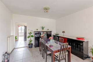 Bent u op zoek naar een appartement met 2 slaapkamers op een toplocatie in Sint-Niklaas? Dan is dit zeker iets voor u.Of u nu op zoek bent naar een investering of een eigen appartement, dit appartement is interessant voor beiden. Het bevindt zich nabij het centrum van Sint-Niklaas. Ontspanning, openbaar vervoer en winkels bevinden zich op fietsafstand.Het appartement bevindt zich op de tweede verdieping. Wanneer u het appartement betreedt wordt u verwelkomd in de inkomhal. Via deze weg komt u uit in de ruime living. Naast de living kan u de keuken terugvinden. Aan de keuken is een praktische berging aanwezig. Ook het terras is te bereiken via de keuken. Verder heeft u nog een hal die de weg maakt voor de 2 slaapkamers.Vooraan het appartement kan u de staanplaats terugvinden. Deze zit in de verkoopprijs. Op dit moment is het appartement verhuurd.Troeven:- ligging- staanplaats- nieuwe ramen- lage kost gemeenschappelijke delenPlan nu u afspraak in via kasper.maes@immo-zone.be of bel naar 0470 50 98 57.