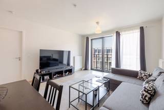 EVERE, NAVO-wijk, appartement van ± 66 m² met een terras van ± 4 m², gelegen op de 5e verdieping. In goede algemene staat, bestaande uit een inkomhal met gepantserde deur, woonkamer, volledig uitgeruste open keuken, 1 slaapkamer, badkamer, toilet en kelder (C-2/67). Overdekte parkeerplaats “P-2/67” (+ 30.000 €) VERPLICHT. Dubbele beglazing, individuele gasverwarmingsketel. Lasten: 120 €/maand (gemeenschappelijke kosten, beheerder, verzekering). Momenteel verhuurd voor 1.000 €/maand – Huurcontract van 9 jaar vanaf 1/05/2022. EPC: A-. Afmetingen ter indicatie
