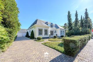 <u>Lommel:</u> Statige villa met openluchtzwembad en luxe afwerking<br /><br />Gelegen in bosrijk villapark op 5 minuten van de Nederlandse grens.<br /><br /><u>Bijzonderheden:</u>
<ul><li>Royale inkom met marmeren vloer</li><li>Ruime leefruimte (70m²) met marmeren vloer en open haard</li><li>Aparte TV-hoek/ kantoorruimte</li><li>Masterbedroom met aansluitend badkamer en dressing op het gelijkvloers</li><li>3 slaapkamers en badkamer op verdieping</li><li>Aparte wasplaats</li><li>Dubbele vrijstaande garage met zolder</li><li>Kelder en kruipruimte onder de gehele woning</li><li>Zuidelijk georiënteerde privacybiedende tuin met openluchtzwembad en buitendouche</li><li>Groot open terras met zonneluifel en overdekt terras met screens</li></ul>