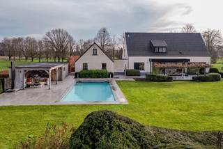 Exclusieve moderne villa met 1,5 ha perceel, poolhouse & landelijke privacyVrijstaand wonen op z’n best: deze recent (2020) gerealiseerde villa is...