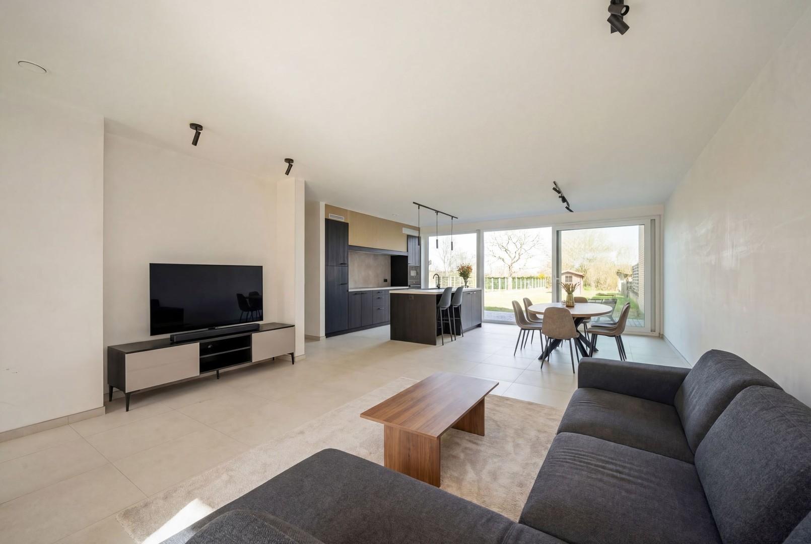 Kwalitatief afgewerkte lichtrijke en ruime nieuwbouw woning met grote tuin en 3 volwaardige slaapkamers en grote zolderruimte. - foto 5