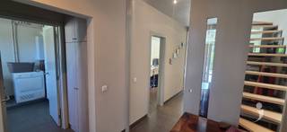 <p><span>Recent gebouwde halfopen woning, gelegen in een fijne omgeving.<br />Dankzij de ligging in het centrum van Linden is het vlakbij winkels en makkelijk bereikbaar.</span></p><p><span><br />De woning heeft een ruime inkom met vestiaire plaats, een apart toilet en een ruime berging met wasplaats.</span></p><p><span>Via een glazen deur bereiken we een mooie leefruimte dat doorloopt in een ruime keuken met eiland.<br />De keuken is voorzien van allerhande ingebouwde toestellen ( Afwasmachine, kookplaat, wastafel, frigo )<br />Alsook is deze keuken voorzien van zeer veel opbergruimte met al de ingebouwde kasten.</span></p><p><span><br />Via de nachthal op de 1e verdieping bereiken we de slaapkamers, een 2e toilet en een ruime badkamer.<br />Er zijn 3 ruime slaapkamers en daarnaast is er tevens nog een grote dressing.</span></p><p><span>De badkamer is voorzien van een dubbele wastafel, een bad en een ruime inloop douche.</span></p><p><span>Er is een ruime ondergrondse staanplaats voor de wagen. Daarnaast is er ook nog een open staanplaats voor de wagen vlak voor de woning.<br /></span><span>De leefruimte kijkt uit op een ruim zuidelijk gelegen terras met zicht op groen.<br />Achter in de tuin is er een handige extra berging.</span></p><p><span>De beplantingen worden onderhouden door de eigenaar.</span></p><p><span><br />Beschikbaar vanaf 15 oktober voor lange duur.<br />Deze woning is </span><span>niet </span><span>bemeubeld. Dankzij het lage E-peil van de woning is er een zeer gunstig verbruik.</span></p><p><span> </span></p><p><span>Interesse? Vraag uw bezoek aan via onze website!<br /><br /></span></p><p><span> </span></p>