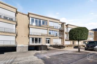 Cet appartement au rez-de-chaussée de Westende-Bad offre une excellente opportunité de rénovation. Il comprend trois chambres, une salle de bains, un débarras, un séjour spacieux et une cuisine séparée. L'agencement offre de nombreuses possibilités de l'aménager à votre guise. L'appartement est situé du côté ensoleillé.<br />L'appartement dispose également d'une place de parking.<br />Situé dans un quartier calme, proche de la plage et des commodités, cet appartement est idéal pour ceux qui cherchent un projet à Westende. Contactez-nous pour plus d'informations ou pour une visite !