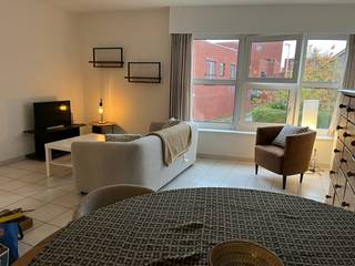 <p>Bent u op zoek naar een lichtrijk gemeubeld appartement ? Dit charmante 1-slaapkamerappartement vlak bij het Universitair Ziekenhuis Gent heeft alles in huis om u meteen te overtuigen. Troeven op een rij: Gelegen op wandelafstand van UZ Gent, winkels, openbaar vervoer en met vlotte aansluiting naar de invalswegen. Zonnig terras waar u de hele dag van de zon kunt genieten. Ruime slaapkamer met veel natuurlijke lichtinval. Gezellige, lichtrijke leefruimte die uitnodigt tot ontspannen en genieten.<br />Onmiddellijk vrij<br />Gelieve uw aanvraag online aan te vragen -0479/597.004</p>