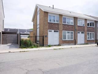 Te renoveren halfopen bebouwing met tuinDeze deels te renoveren halfopen woning biedt een uitstekende kans om een ruime en comfortabele...