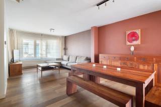 Bent u op zoek naar een instapklare gezinswoning met een zonnige buitenruimte en een uitstekende ligging? Dan is deze charmante woning in de Boomgaardstraat 324 in Berchem beslist een bezoek waard. Gelegen in een rustige, gegeerde buurt geniet u hier van een vlotte verbinding naar Antwerpen, het station van Berchem, belangrijke invalswegen, scholen, winkels en tal van gezellige horecazaken.<br /><br />De woning werd voor het laatst gerenoveerd in 2012 en biedt een aangename indeling waarbij de leefruimte, eetkamer en halfopen keuken naadloos in elkaar overvloeien. Dit zorgt voor een open en gezellige leefomgeving waar het heerlijk vertoeven is. Vanuit de woning heeft u toegang tot een ruime, zuidgerichte buitenruimte waar u de hele dag van de zon kunt genieten.<br /><br />Op het tussenverdiep bevindt zich de badkamer, uitgerust met een inloopdouche, ligbad, toilet en de aansluitingen voor een wasmachine en droogkast. Verder beschikt de woning over drie volwaardige slaapkamers. De derde slaapkamer is bereikbaar via de tweede slaapkamer en leent zich daardoor perfect als kinderkamer, dressing, bureau of hobbyruimte.<br /><br />Dankzij de solide basis, de aangename ruimtes en de gegeerde ligging vormt deze woning bovendien een interessante opportuniteit voor wie op termijn nog extra waarde wil creëren.<br /><br />Interesse in deze charmante gezinswoning? <br />Contacteer LISTED vandaag nog voor meer informatie of een bezoek via +32 3 283 51 51.<br />