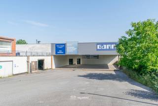 VALIMMAS verhuurt in het centrum van Asse deze welgelegen handelsruimte/opslagplaats met parking (voormalige Gamma).
- handelsruimte / magazijn (± 1.900m²): gepolierde betonvloer – grotendeels TL-verlichting – warmeluchtblazers – brandhaspels - inkom: dubbele automatische schuifdeur – grote sectionaalpoort – nooduitgang
- bureel naast inkom
- burelen/archief op verdieping
- sanitair
- overdekte open ruimte vooraan (± 290m²)
- geasfalteerde parkings links en rechts vooraan = ±40 staanplaatsen (± 680m² + 450m²)