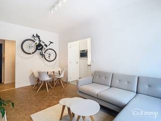 Dit gerenoveerd 1-slaapkamer appartement bevindt zich in een goed onderhouden gebouw. vlakbij Park Spoor Noord. Via de inkomhal betreedt u de lichtrijke woonkamer (ca.17m²) aan de achterzijde gelegen. De keuken (ca.7m²) bevindt zich aansluitend en is volledig voorzien van: koelkast met vriesvak, oven, kookvuur, dampkap en wasmachine. De keuken werd volledig gerenoveerd in 2020 en kan ook omgetoverd worden tot een open keuken. Aansluitend bij de keuken is er ook een bergplaats. De slaapkamer (ca. 14m²) is rustig gelegen aan de achterzijde met voldoende kastruimte. Via de woonkamer kan u het terras (ca.8m²) betreden, waar u kan genieten van de avondzon. De badkamer (ca.5m²) is voorzien van een lavabo, douche en toilet. <br /><br />Het appartement beschikt over een EPC B, wat zorgt voor een laag energieverbruik en energiezuinige woning. <br />Er is een aparte bergruimte aanwezig aan de inkomhal alsook 2 kelderbergingen. <br />Elektriciteit conform. Asbestveilig. Dak gerenoveerd. Lift Conform. Ramen vernieuwd 2017. P-en G-score: D