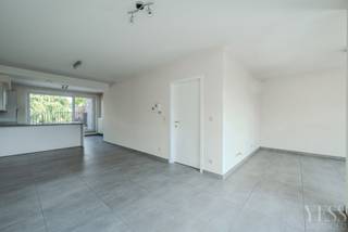 <p><span>Bent u op zoek naar een ruim en lichtrijk appartement met alle comfort? Dan is dit prachtige duplexappartement, gelegen in de Hoogstraat 4 te Oudenburg, zeker een bezoek waard.</span></p>
<p>Dit verzorgde appartement biedt een doordachte indeling met een <strong>ruime, lichtrijke leefruimte </strong>die naadloos aansluit op de mooie open keuken. Vanuit <strong>de leefruimte</strong> heeft u toegang tot het<strong> terras </strong>aan de achterzijde, waar u in alle rust kunt genieten van een lekker ontbijt of aperitief.</p>
<p><span>Verder beschikt het appartement over </span><strong><span>drie volwaardige slaapkamers</span></strong><span>, een </span><strong><span>ruime badkamer</span></strong><span>, een </span><strong><span>praktische berging</span></strong><span> en een </span><strong><span>gastentoilet</span></strong><span>, waardoor het perfect geschikt is voor gezinnen of wie graag ruim woont.<br /><br />Als extra troef is er een mogelijkheid voor een afgesloten garage met automatische poort, wat zorgt voor extra comfort en een veilige parkeerplaats.<br /></span></p>
<p><strong><span>Troeven:</span></strong></p>
<ul>
<li><span>Centrale ligging in Oudenburg</span></li>
<li><span>Ruim duplexappartement</span></li>
<li><span>3 volwaardige slaapkamers</span></li>
<li><span>Lichtrijke leefruimte</span></li>
<li><span>Mooie open keuken</span></li>
<li><span>Terras achteraan</span></li>
<li><span>Ruime badkamer</span></li>
<li><span>Praktische berging</span></li>
<li><span>Gastentoilet</span></li>
</ul>
<p><span>Interesse? Contacteer ons voor meer informatie of plan een bezoek en ontdek zelf de ruimte en het comfort die dit duplexappartement te bieden heeft.</span></p>